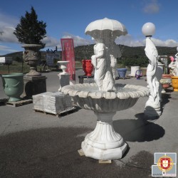 FONTAINE DES AMOUREUX SOUS PARAPLUIE DANS UNE VASQUE