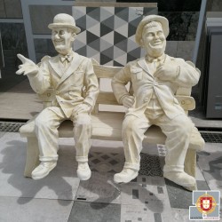 LAUREL ET HARDY SUR UN BANC