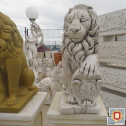 LION ET BLASON PATTE GAUCHE