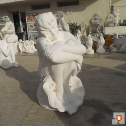 STATUE FEMME DANS UNE COQUILLE