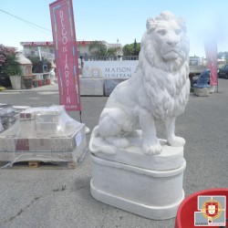 GRAND LION MAJESTUEUX ASSIS SUR SOCLE TETE A GAUCHE